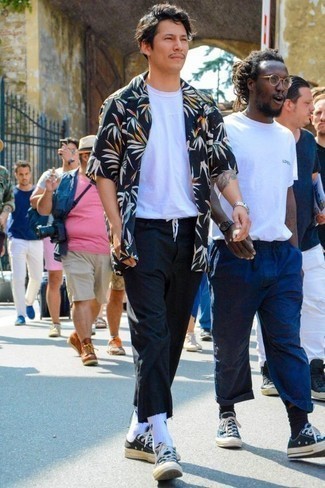Comment porter un pantalon chino bleu marine avec un t-shirt à col rond blanc
