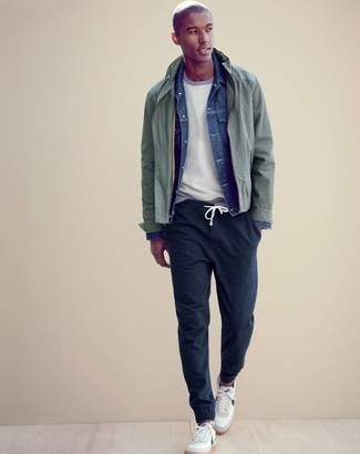 Comment porter un pantalon chino bleu marine avec un t-shirt à col rond blanc