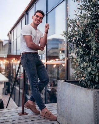Comment porter un pantalon chino bleu marine avec un t-shirt à col rond blanc