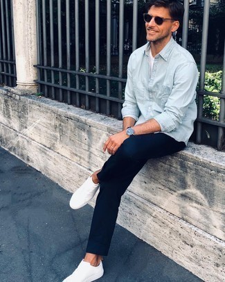 Comment porter un pantalon chino bleu marine avec un t-shirt à col rond blanc