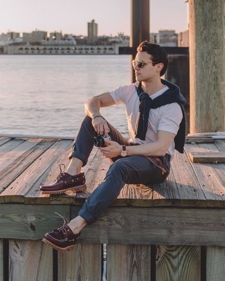 Comment porter un pantalon chino bleu marine avec un t-shirt à col rond blanc