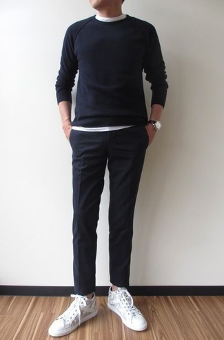 Comment porter un pantalon chino bleu marine avec un t-shirt à col rond blanc après 40 ans