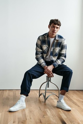 Comment porter un pantalon chino bleu marine avec un t-shirt à col rond blanc