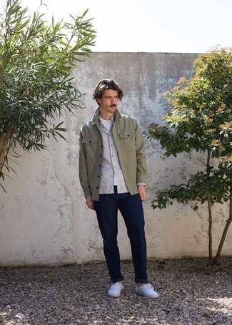 Comment porter un pantalon chino bleu marine avec un t-shirt à col rond blanc après 40 ans