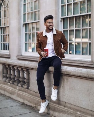 Comment porter un pantalon chino bleu marine avec un t-shirt à col rond blanc