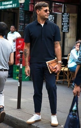 Comment porter un pantalon chino bleu marine avec un t-shirt à col rond blanc après 40 ans
