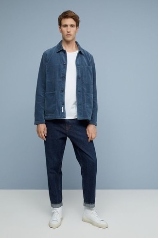 Comment porter une veste-chemise en velours côtelé bleu marine au printemps