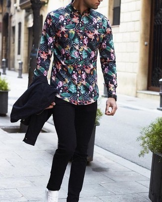 Comment porter une veste-chemise en velours côtelé bleu marine au printemps