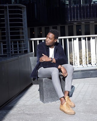 Comment porter une veste-chemise en velours côtelé bleu marine au printemps