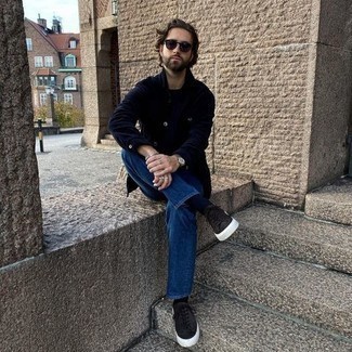 Comment porter une veste-chemise en velours côtelé bleu marine pour un style decontractés quand il fait chaud