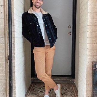 Comment porter une veste-chemise en velours côtelé bleu marine au printemps