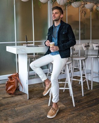 Comment porter une veste-chemise en velours côtelé bleu marine pour un style decontractés quand il fait frais