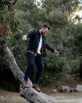 Comment porter une veste-chemise en velours côtelé bleu marine pour un style decontractés quand il fait frais