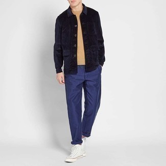Comment porter une veste-chemise en velours côtelé bleu marine au printemps