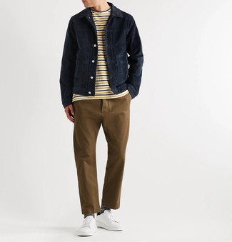 Comment porter une veste-chemise en velours côtelé bleu marine au printemps