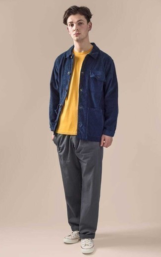 Comment porter une veste-chemise en velours côtelé bleu marine au printemps