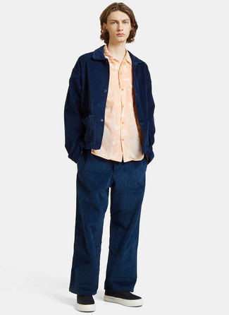 Comment porter une veste-chemise en velours côtelé bleu marine pour un style decontractés quand il fait chaud