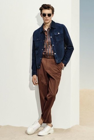 Comment porter une veste-chemise en velours côtelé bleu marine au printemps