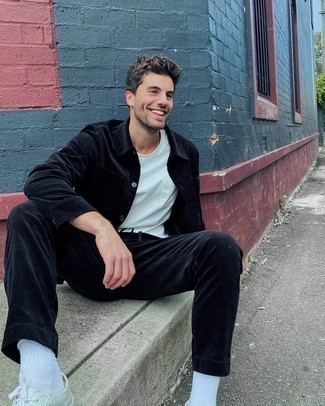 Comment porter une veste-chemise en velours côtelé bleu marine au printemps