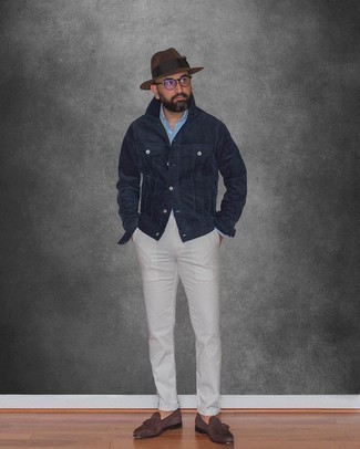 Comment porter une veste-chemise en velours côtelé bleu marine au printemps