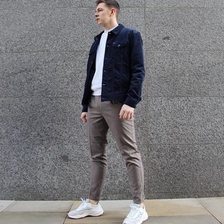Comment porter une veste-chemise en velours côtelé bleu marine au printemps