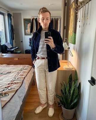 Comment porter une veste-chemise en velours côtelé bleu marine au printemps