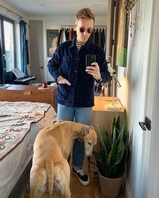 Comment porter une veste-chemise en velours côtelé bleu marine au printemps