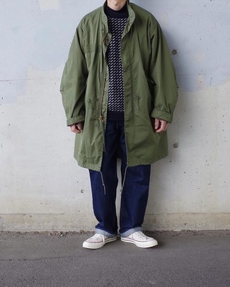 Comment porter un pull à col rond bleu marine avec un jean bleu