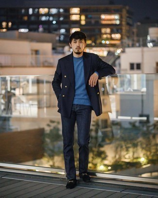 Comment porter un pull à col rond bleu marine avec un jean bleu