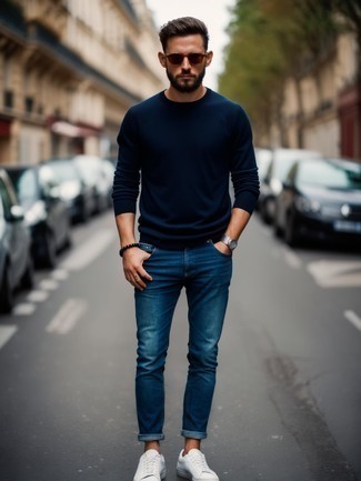 Comment porter un pull à col rond bleu marine avec un jean bleu