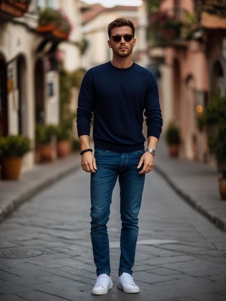 Comment porter un pull à col rond bleu marine avec un jean bleu