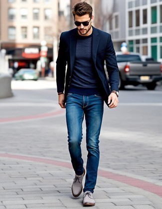 Comment porter un pull à col rond bleu marine avec un jean bleu