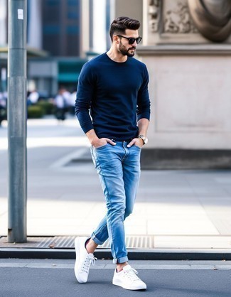 Comment porter un pull à col rond bleu marine avec un jean bleu