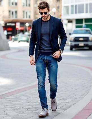 Comment porter un pull à col rond bleu marine avec un jean bleu