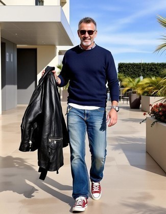 Comment porter un pull à col rond bleu marine avec un jean bleu quand il fait frais
