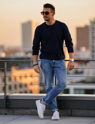 Comment porter un pull à col rond bleu marine avec un jean bleu