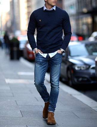 Comment porter un pull à col rond bleu marine avec un jean bleu