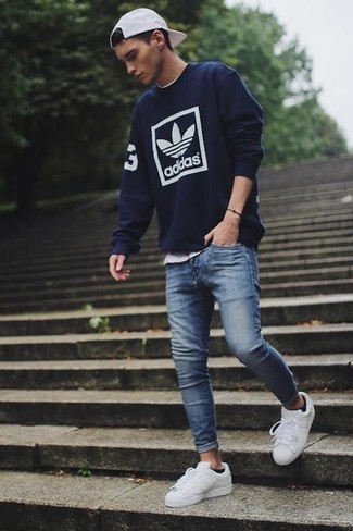 Comment porter un pull à col rond bleu marine avec un jean bleu