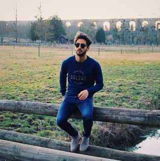Comment porter un pull à col rond bleu marine avec un jean bleu