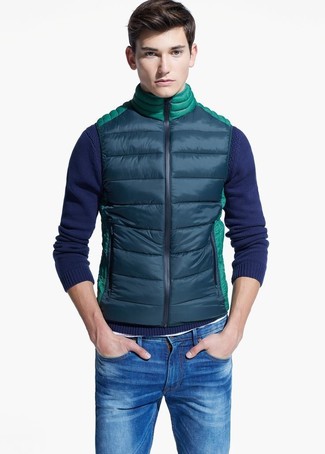 Comment porter un pull à col rond bleu marine avec un jean bleu