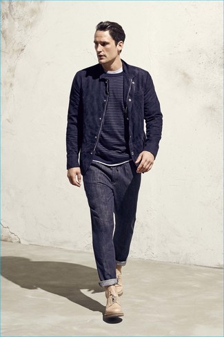 Comment porter un pull à col rond bleu marine avec un jean bleu