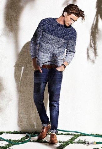 Comment porter un pull à col rond bleu marine avec un jean bleu