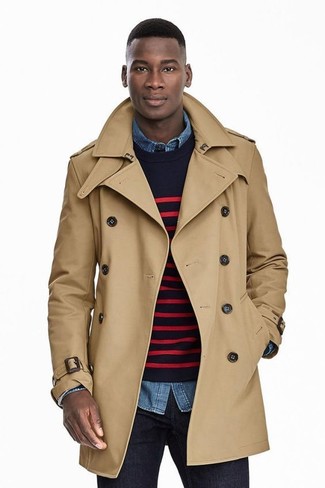 Comment porter un pull à col rond bleu marine avec un jean bleu