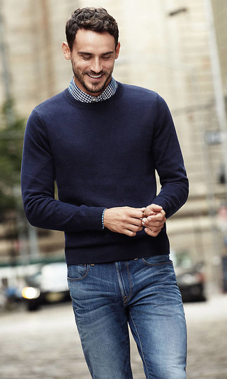 Comment porter un pull à col rond bleu marine avec un jean bleu