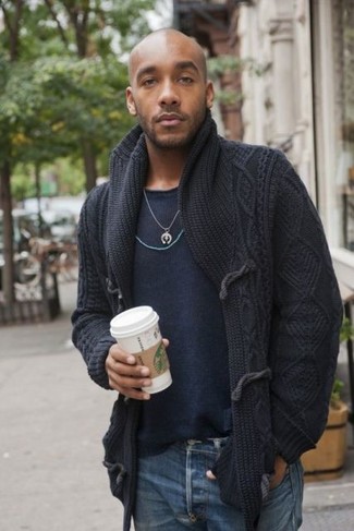 Comment porter un pull à col rond bleu marine avec un jean bleu