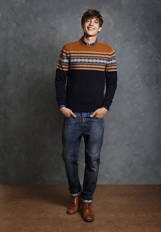 Comment porter un pull à col rond bleu marine avec un jean bleu