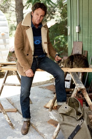 Comment porter un pull à col rond bleu marine avec un jean bleu