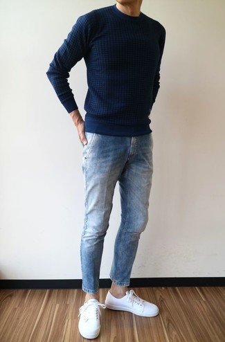 Comment porter un pull à col rond bleu marine avec un jean bleu