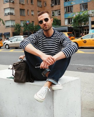 Comment porter un pull à col rond bleu marine avec un jean bleu