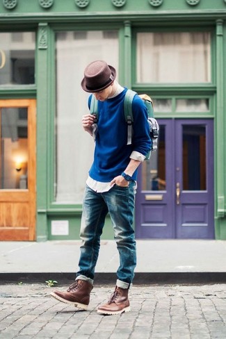 Comment porter un pull à col rond bleu marine avec un jean bleu